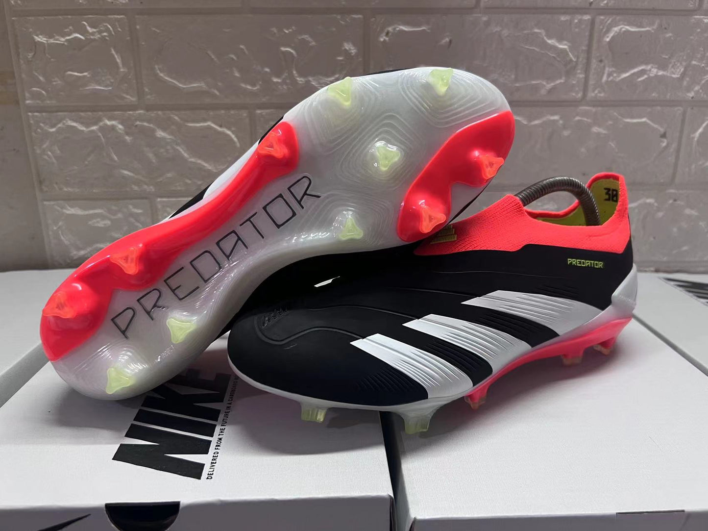 PREDATOR ELITE LACELESS FIRM GROUND FOOTBALL BOOTS used.